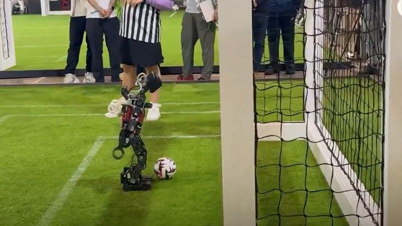 الامارات | فريق من جامعة خليفة يطور روبوتاً لاعب كرة قدم