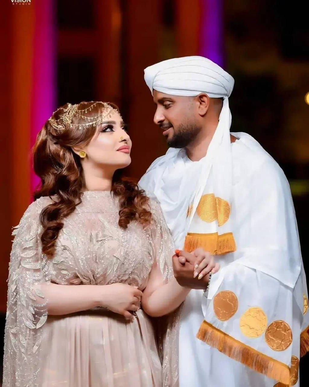 شاهد بالفيديو.. عروس “الترند” السودانية الحسناء تعود لإشعال مواقع التواصل بوصلة رقص مع زوجها أثناء الجرتق وتمسكه بالعصا ومتابعون: (عصرت عريسها بالعكاز نحنا يعصرنا أبو الكباس)