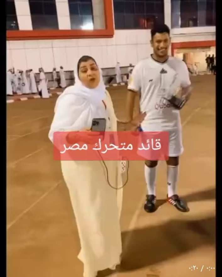 شاهد بالصورة والفيديو.. مصرية تعاكس شاب سوداني بطريقة أضحكت الحاضرين: (عاوزة أروح السودان أتجوز واحد من هناك وأرجع) ومتابعون: (دمك سكر وشربات وربنا يجبر بخاطرك)
