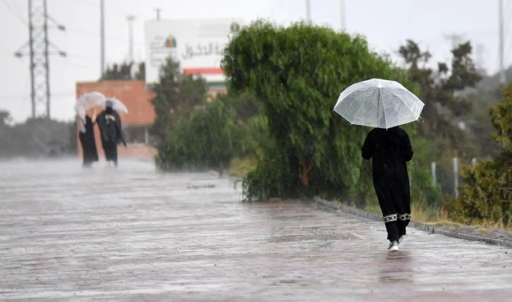 أجواء عسير الباردة تفرض "مظلات المطر" في أشهر الصيف