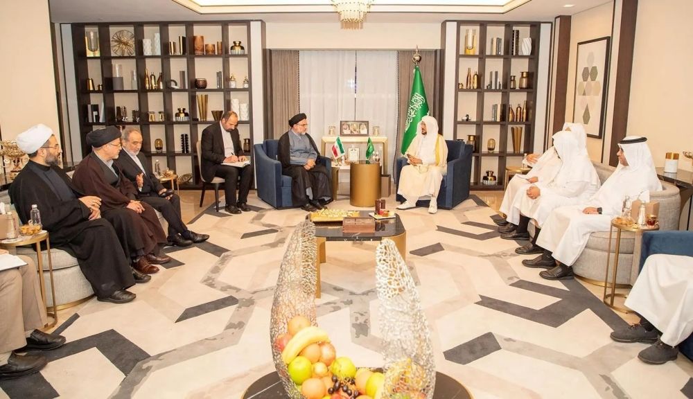 آل الشيخ يبحث الموضوعات ذات الاهتمام المشترك مع رئيس "الأوقاف" الإيرانية