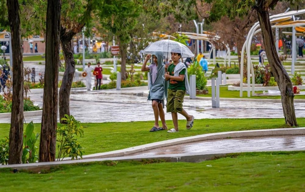 أجواء باردة وغيوم ماطرة تضفي جمالًا على منطقة الباحة