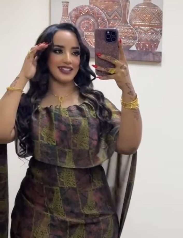 شاهد بالصورة والفيديو.. حسناء سودانية تبهر المتابعين وتستعرض جمالها وأناقتها بالثوب وتتمايل في الرقص على أنغام أغنية “الجبلية”