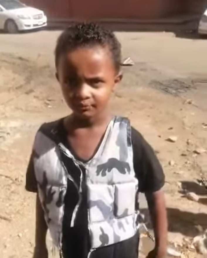 شاهد بالفيديو.. رغم الحصار وصوت الرصاص.. طفل سوداني موهوب يسجل تقرير خطير من مناطق الاشتباكات بأم درمان ويوثق معاناتهم في الحصول على المياه (ما عافين ليكم يا جنجويد ويا قحاتة)