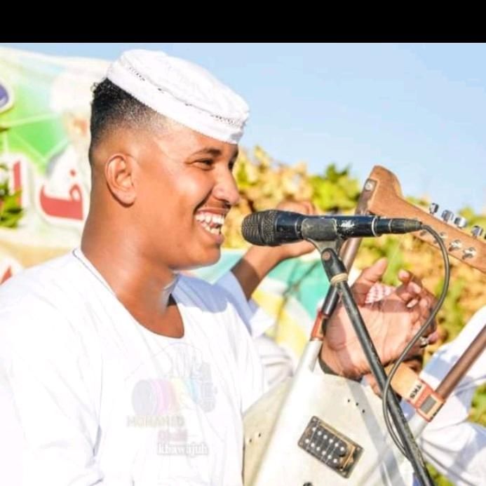 شاهد بالفيديو.. طفل سوداني صغير يقلد فنان الربابة أبو القاسم ود دوبا بطريقة كوميدية ويفجر ضحكات الحاضرين والمتابعين على مواقع التواصل
