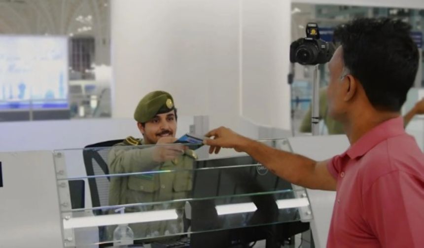 مسخرة جهودها التقنية والبشرية.. "الجوازات" تواصل استقبال المعتمرين