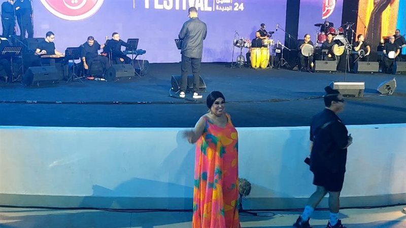 فيفي عبده تفاجئ الجمهور بحضورها حفل ديانا حداد بمهرجان العلمين – صور