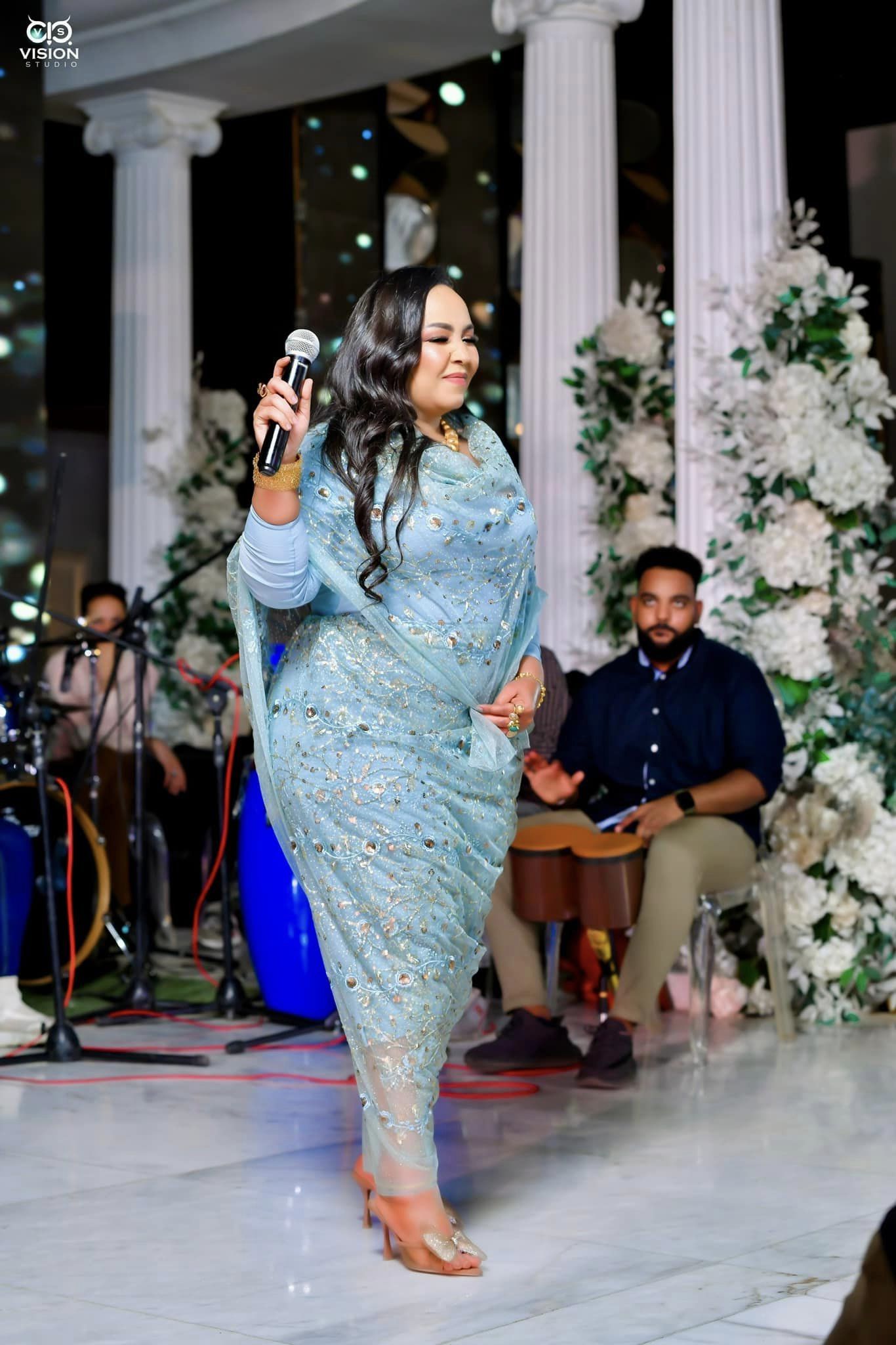 شاهد بالصور.. (هل من شوفة تاني ام هي مستحيلة !؟) من القاهرة.. الفنانة هدى عربي تخطف الأضواء بإطلالة مبهرة