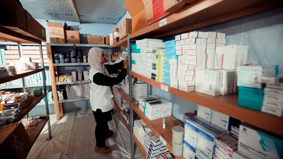 الخليج اليوم .. في إطار عملية "الفارس الشهم 3" الإنسانية.. تقديم مساعدات طبية وأدوية للمستشفى الميداني البريطاني