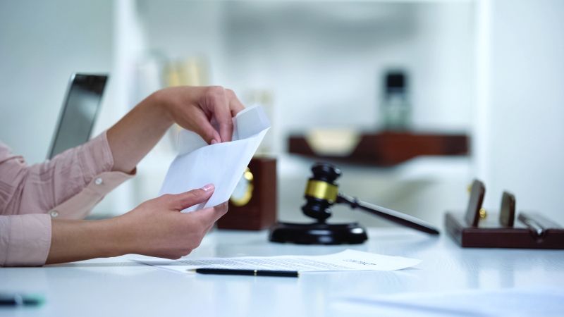 الامارات | هل يحق للمطلق تخفيض النفقة إذا فقد وظيفته؟
