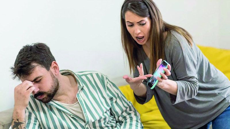 الامارات | التجسس على هواتف الأزواج.. عواقب قانونية وثغرات نفسية