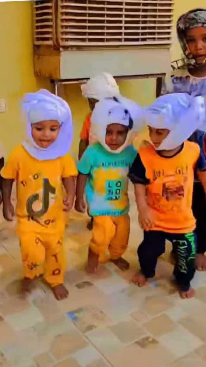 شاهد بالصورة والفيديو.. أطفال سودانيون يرتدون “الكدمول” ويرقصون على أنغام الفنانة مروة الدولية وهي تمجد القوات المشتركة