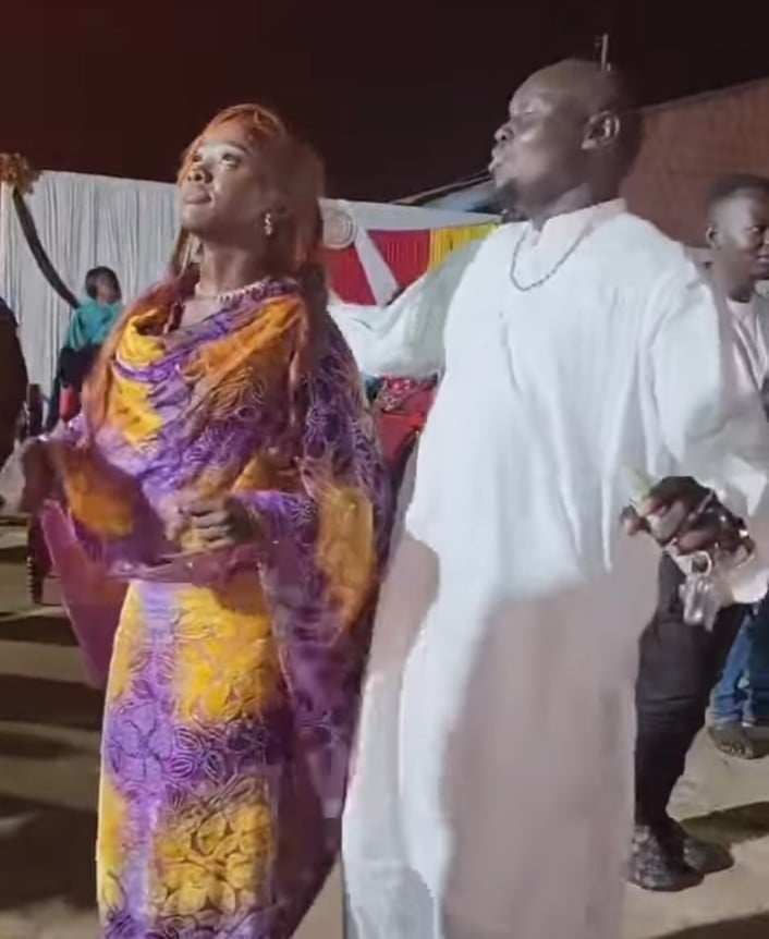 شاهد بالصورة والفيديو.. بالزي القومي السوداني.. مواطن جنوب سوداني يقدم فواصل من الرقص الجميل مع زوجته على أنغام أغنية الربابة (الأخدر البتحرن) ومتابعون: (جنوبنا الحبيب وشعبه الطيب)