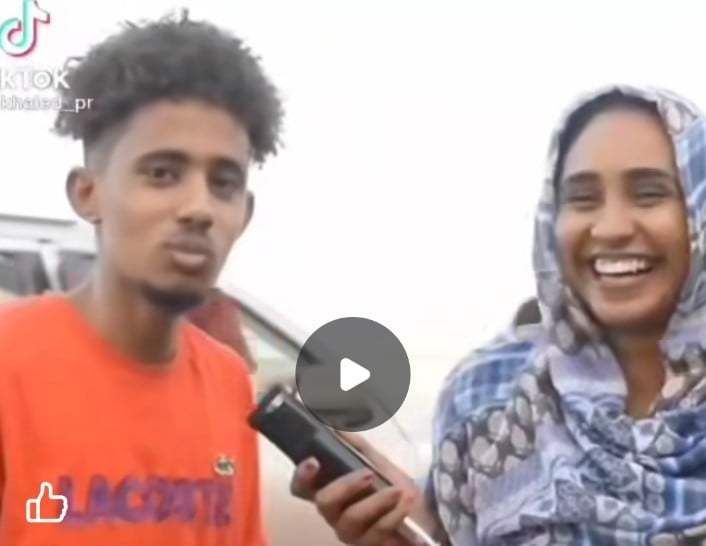 شاهد بالصورة والفيديو.. شاب سوداني يتغزل في مذيعة حسناء على الهواء ويصفها بالعسل والأخيرة تدخل في نوبة ضحك هستيري