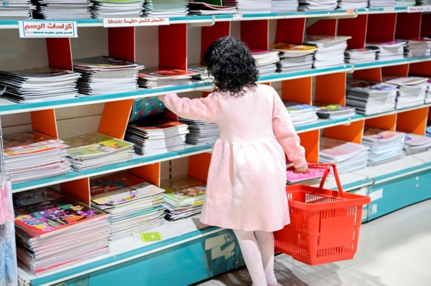 قبل العودة للمدارس.. ازدحام المكتبات في الباحة