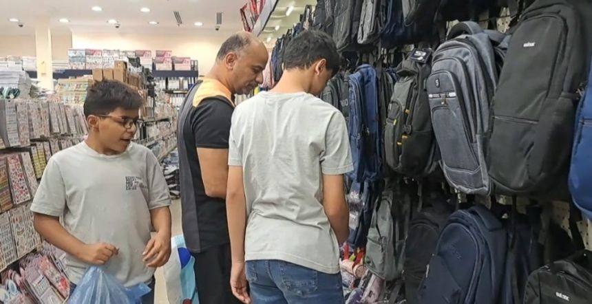 استعداداً للدراسة.. الأسر تشارك أطفالها شراء المستلزمات المكتبية