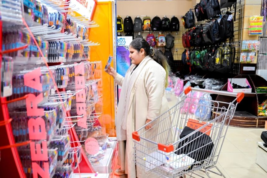 قبل العودة للمدارس.. ازدحام المكتبات في الباحة