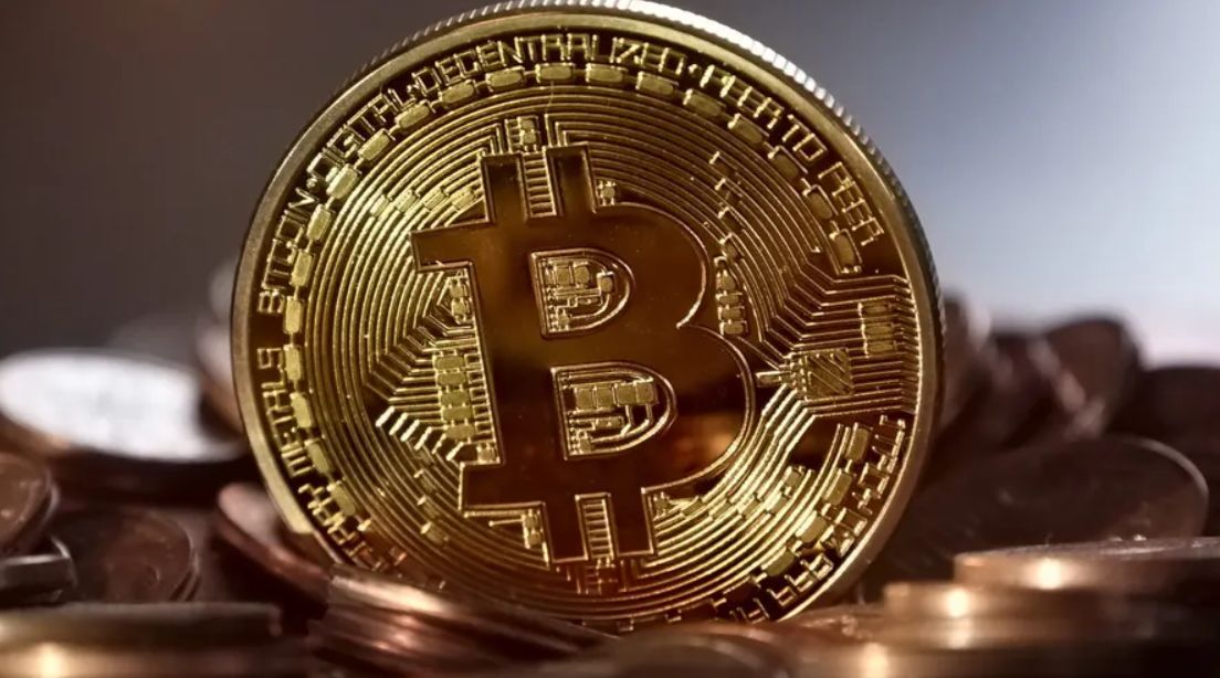 سعر البيتكوين يواصل مسيرته نحو 60 ألف دولار مع تألق بعض العملات البديلة