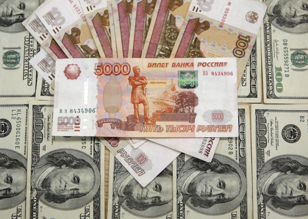 المركزي الروسي يرفع سعر الدولار واليوان ويخفض اليورو أمام الروبل