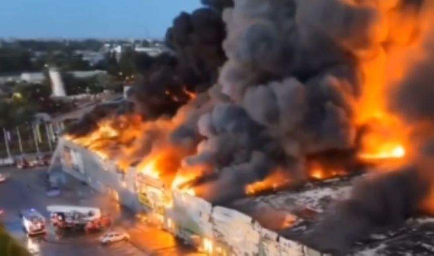 حريق بمركز الفنون التاريخي "سومرست هاوس" في لندن