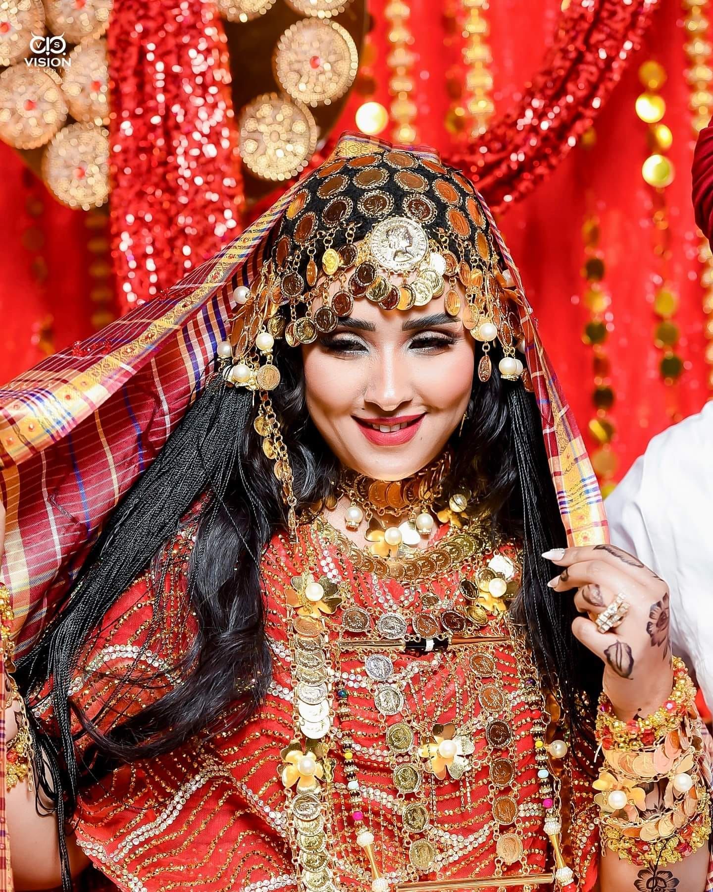 شاهد بالصور.. ظهرت وهي تغني في ليلة فرحها مع الفنانة هدى عربي.. عروس سودانية حسناء تشعل مواقع التواصل وتتصدر “الترند” بإطلالة أنيقة بأزياء (الجرتق)