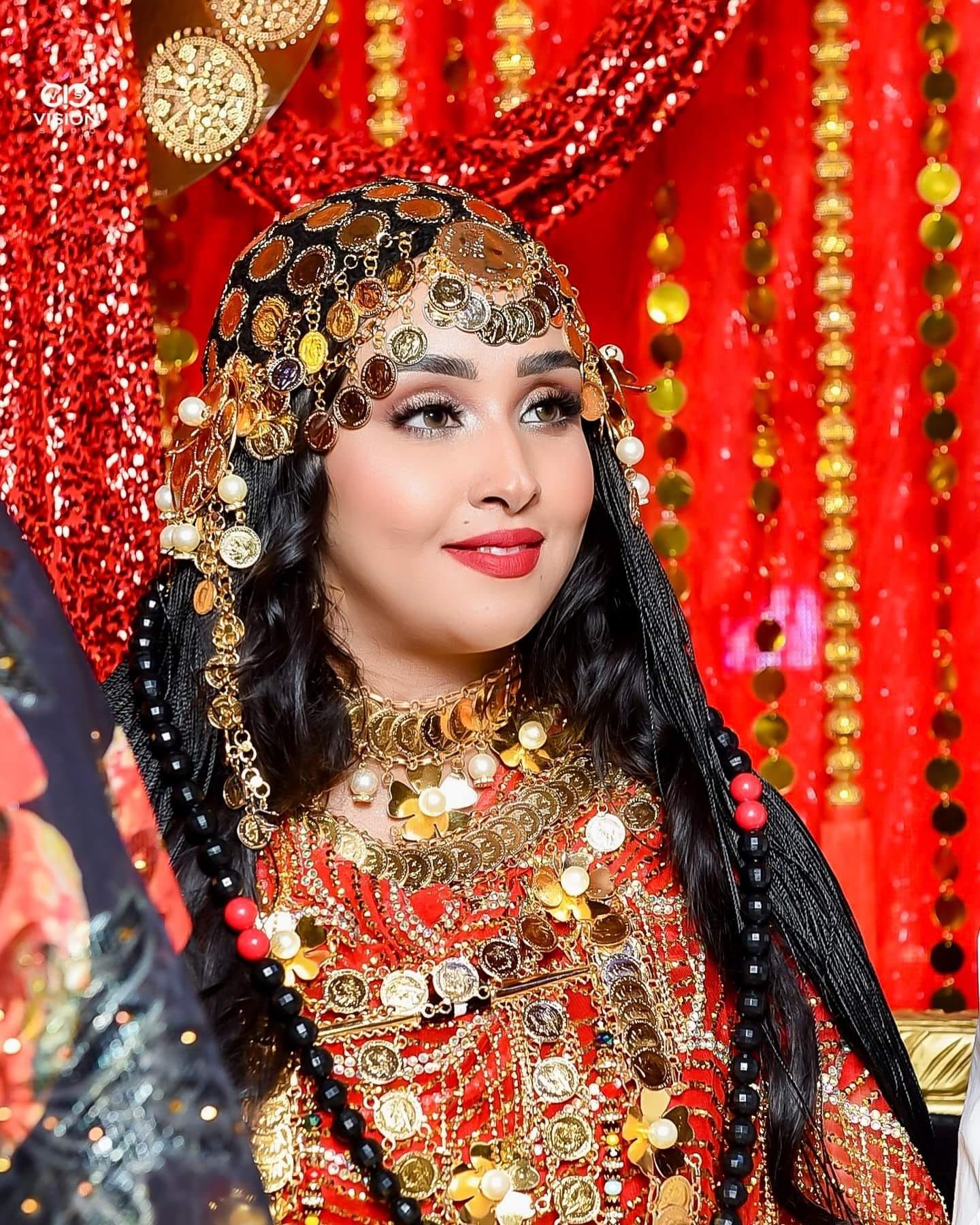 شاهد بالصور.. ظهرت وهي تغني في ليلة فرحها مع الفنانة هدى عربي.. عروس سودانية حسناء تشعل مواقع التواصل وتتصدر “الترند” بإطلالة أنيقة بأزياء (الجرتق)