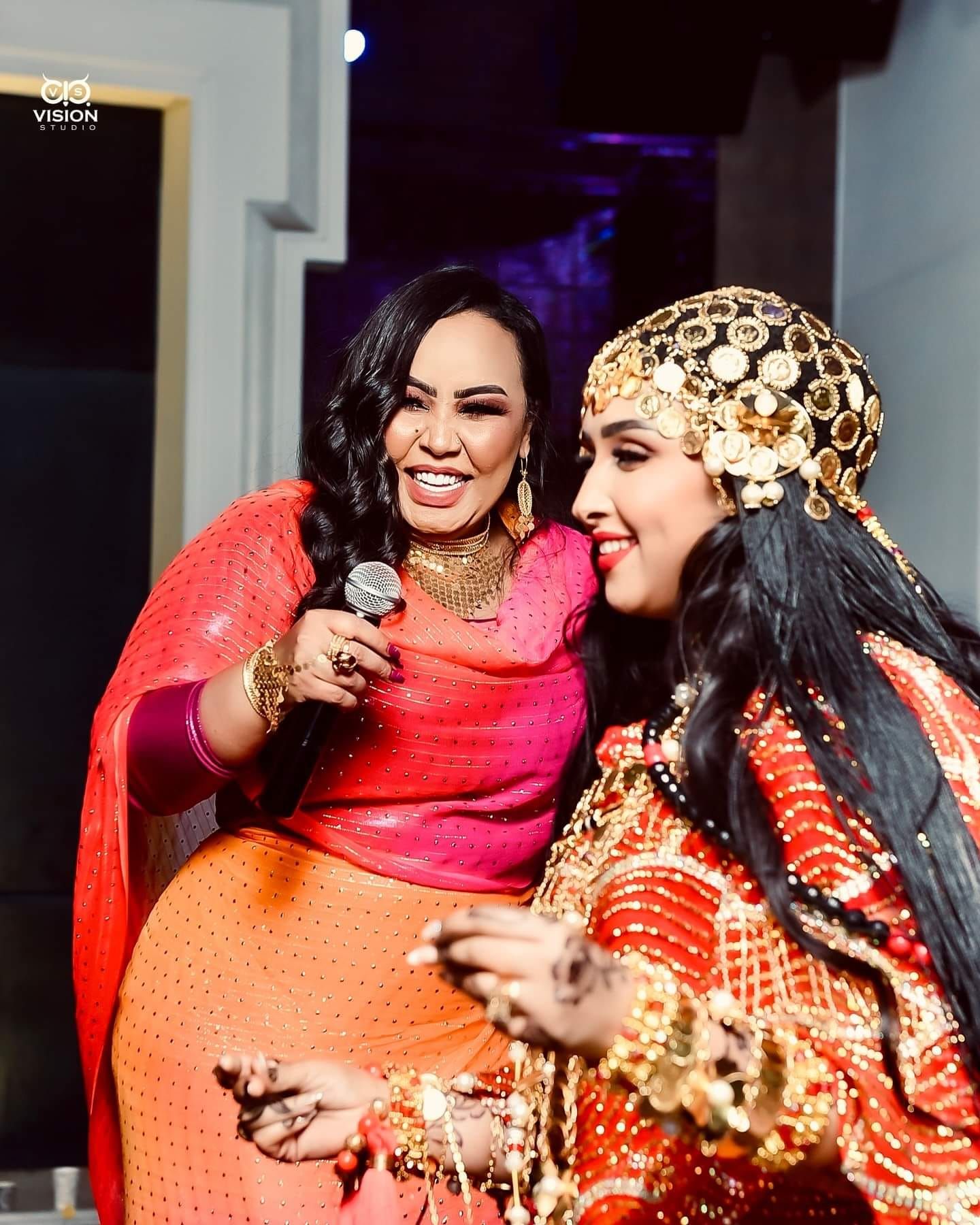 شاهد بالصور.. ظهرت وهي تغني في ليلة فرحها مع الفنانة هدى عربي.. عروس سودانية حسناء تشعل مواقع التواصل وتتصدر “الترند” بإطلالة أنيقة بأزياء (الجرتق)