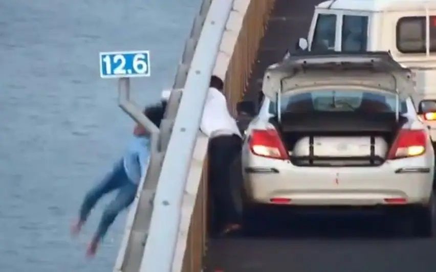 الامارات | إنقاذ دراماتيكي لامرأة هندية حاولت الانتحار في بحر العرب.. فيديو
