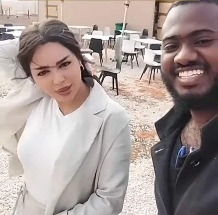 شاهد بالصورة والفيديو.. شاب سوداني يوقف حسناء خليجية فائقة الجمال.. يصور مقطع معها ويتغزل فيها (شوفتك بالدنيا كلها) والجمهور يسخر: (الإنبراش على أصوله)
