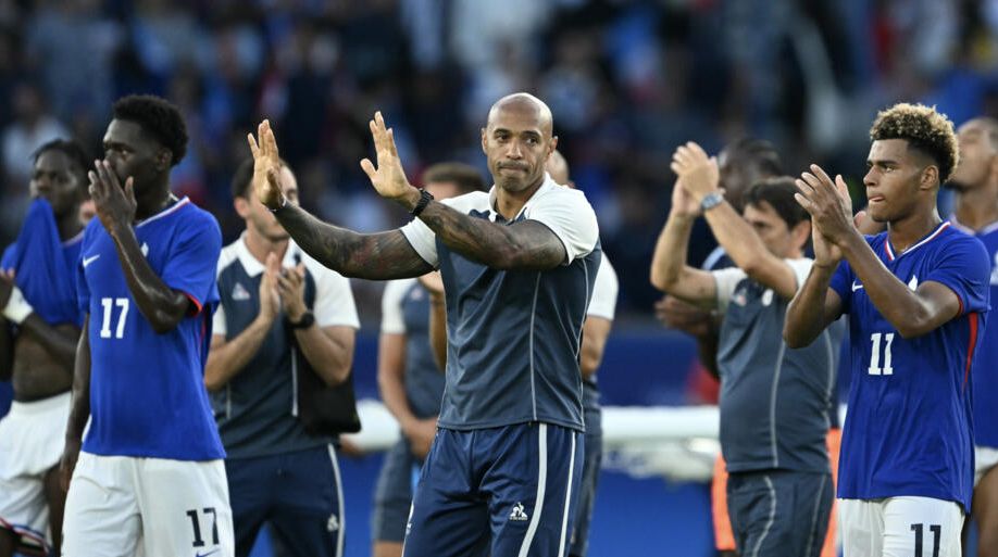 الامارات | تييري هنري يستقبل من تدريب فرنسا بعد فضية أولمبياد باريس