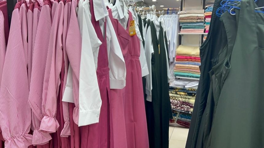 صور| خبير بالأقمشة يوضح لـ"اليوم" ارتفاع مبيعات الزي الموحد 25% مع بدء الموسم الدراسي