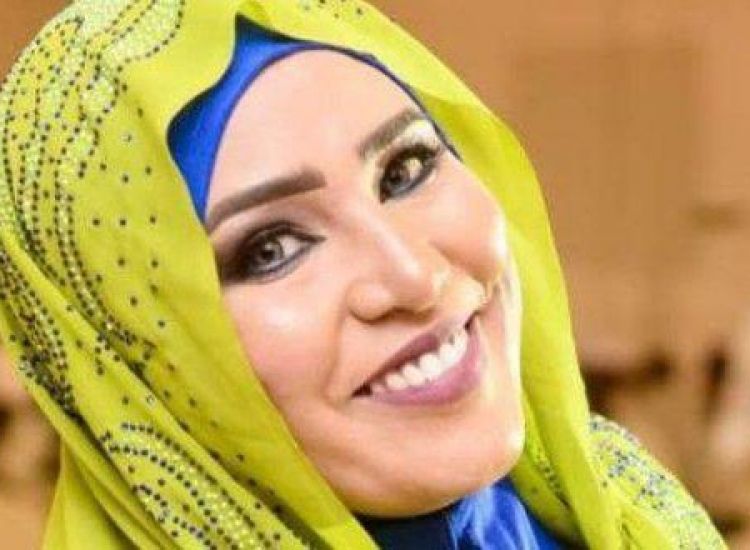 الشاعرة والصحفية داليا الياس ترد وتوضح حقيقة الفيديو الضجة الذي ظهرت فيه وهي ترقص وتضرب على “الرق” خلال حفل بالقاهرة (غلبهم البسووه معاي وجاهم زحيح الولادة الحاااار داك)