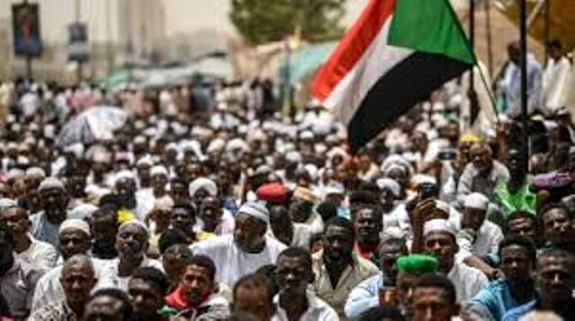 شاهد بالفيديو.. المئات من المواطنون يخرجون في مسيرة حاشدة بمدينة عطبرة ويهتفون (جيش واحد شعب واحد) ومتابعون: (اها يا قحاتة رائكم شنو؟)
