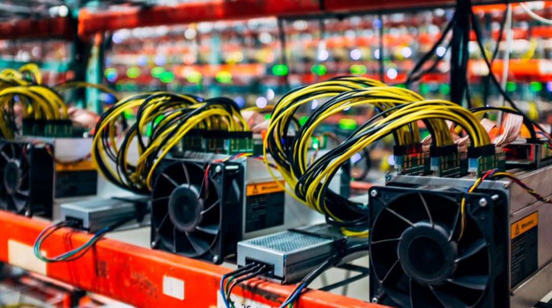 أكبر شركة تعدين بيتكوين في وول ستريت تواجه تراجع في أسعار أسهمها رغم زيادة الإنتاج