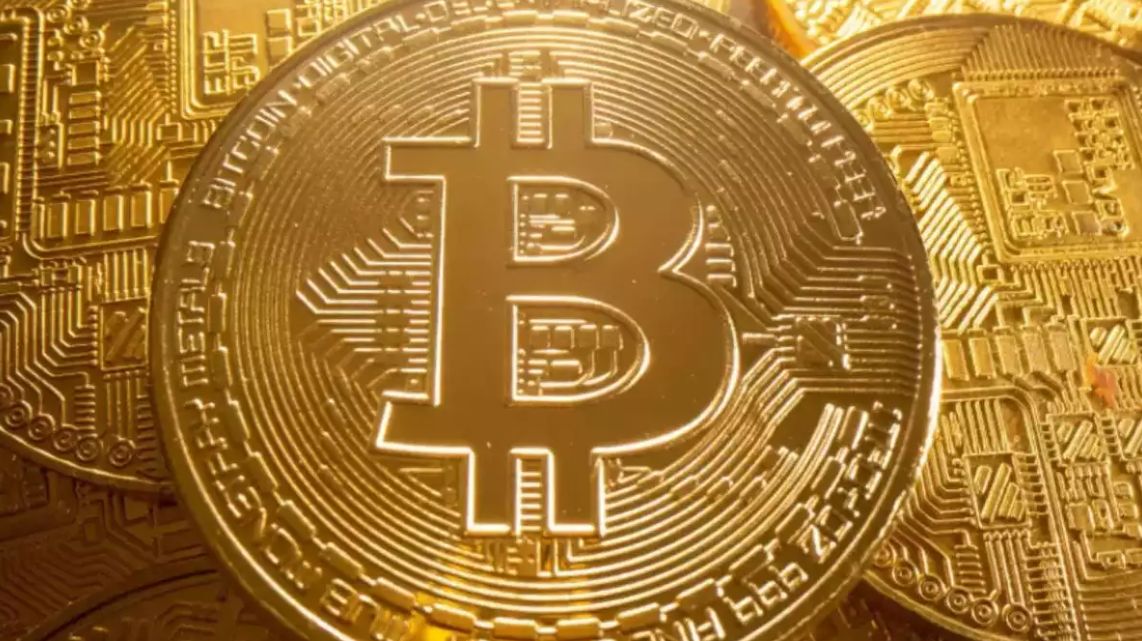 عملة البيتكوين تصل إلى أعلى مستوى لها خلال 6 أيام وتختبر مستوى 61 ألف دولار