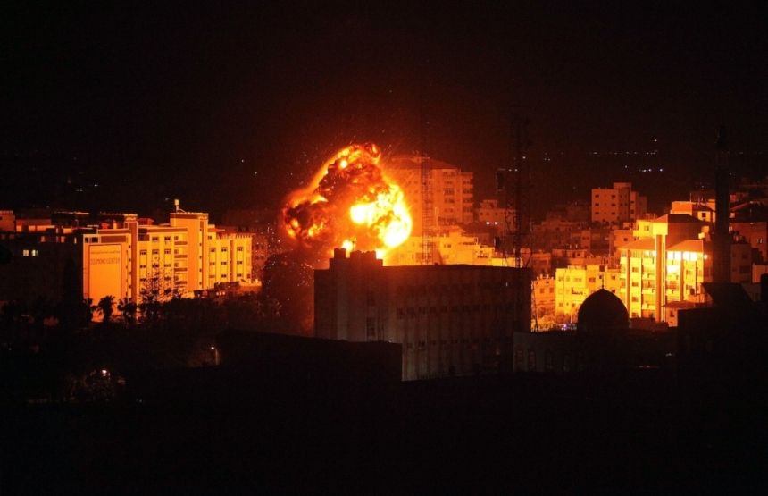 استشهاد 53 فلسطينيا إثر قصف الاحتلال للنازحين في غزة