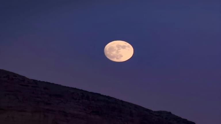 القمر "الخائن" يثير دهشة رواد السوشيال ميديا.. والبحوث الفلكية تكشف السر