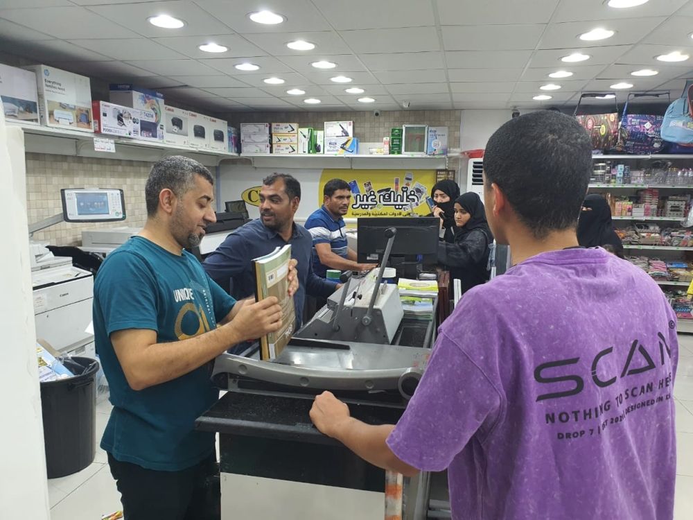 صور| لتخفيف ثقل الحقيبة..إقبال كبير من أولياء الأمور والطلاب لتقسيم الكتب المدرسية