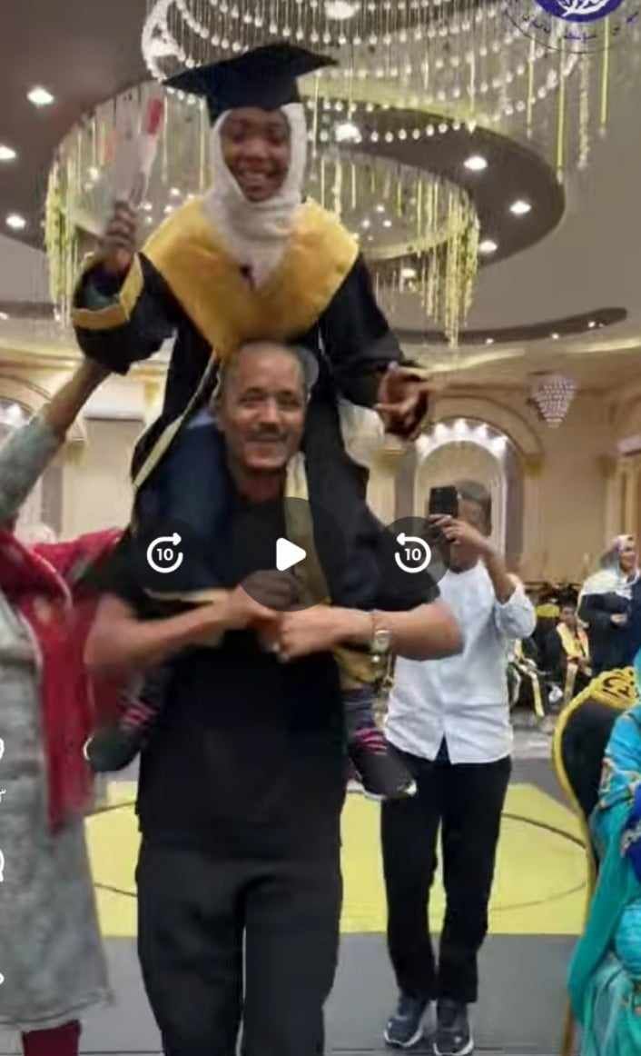 شاهد بالصورة والفيديو.. شاب سوداني يفاجئ شقيقته ويحملها على كتفه بعد تكريمها ضمن عدد من المتفوقين بمدرسة سودانية بالقاهرة ومتابعون: (فعلاً الأخ سند)