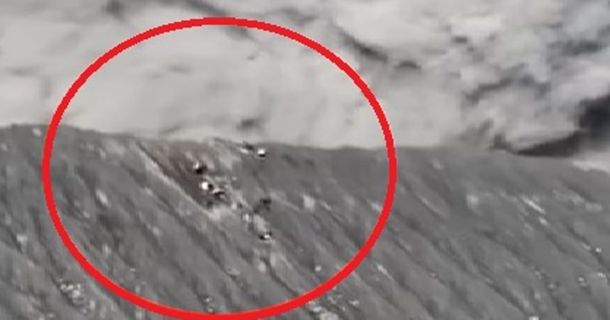"الوقوف على حافة الموت".. هذا ما حدث للمشاهدين على فوهة بركان عندما ثار فجأة