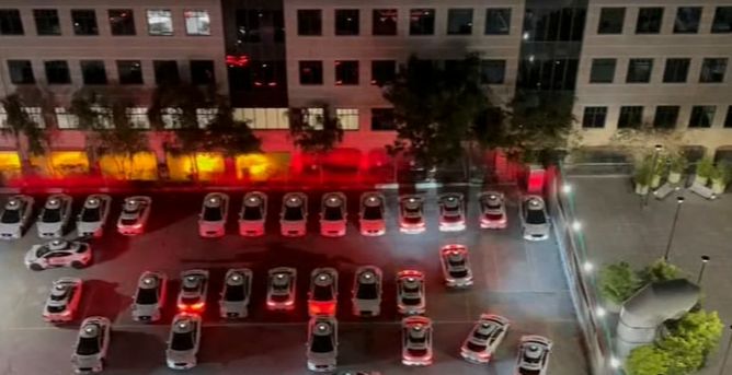 الامارات | سيارات ذاتية القيادة تنادي على بعضها بـ"الزامور" والجيران يشتكون (فيديو)