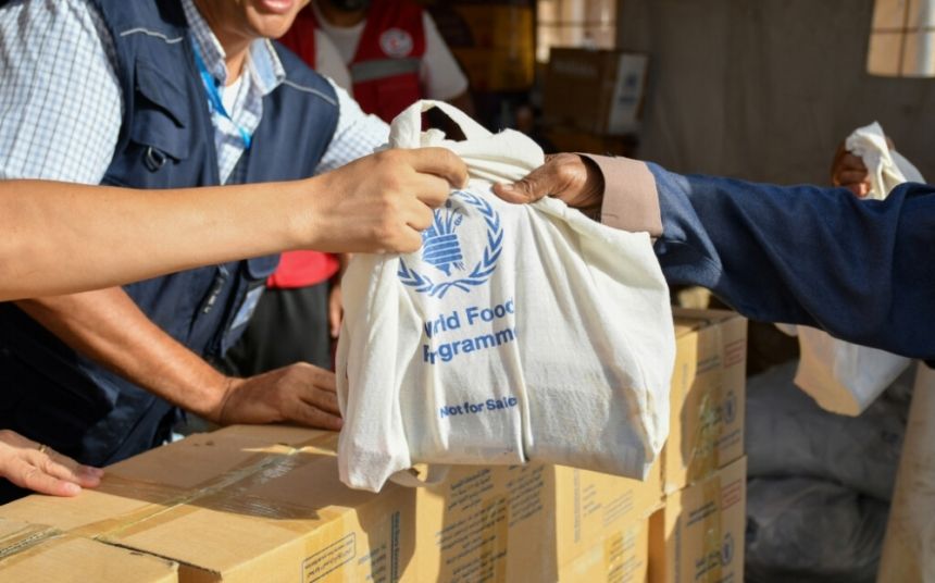 السودان.. أكثر من 12 شاحنة محملة بالمساعدات تعبر إلى دارفور