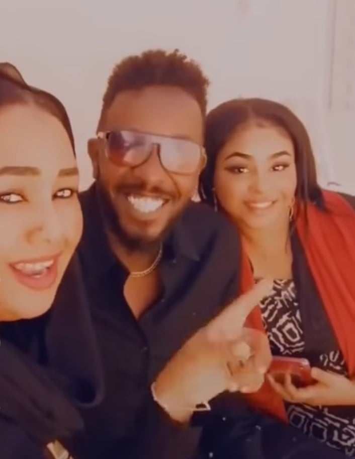 شاهد بالصورة والفيديو.. سيدة سودانية تعبر عن اعجابها بزوج إبنتها: (بنتي غيرانة وخائفة أشلبها والموضوع سيصبح ترند)