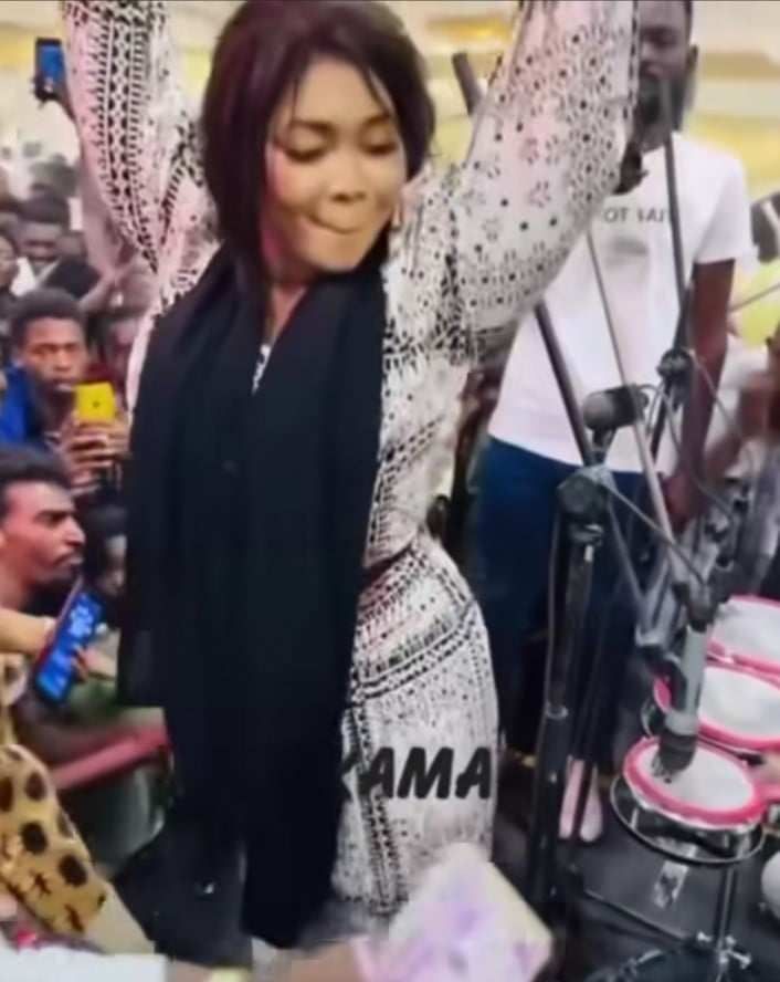شاهد بالصورة والفيديو.. فتاة سودانية تقدم وصلة رقص فاضحة خلال حفل بالقاهرة وساخرون: (الناس تبلغ الكشة يا جماعة)