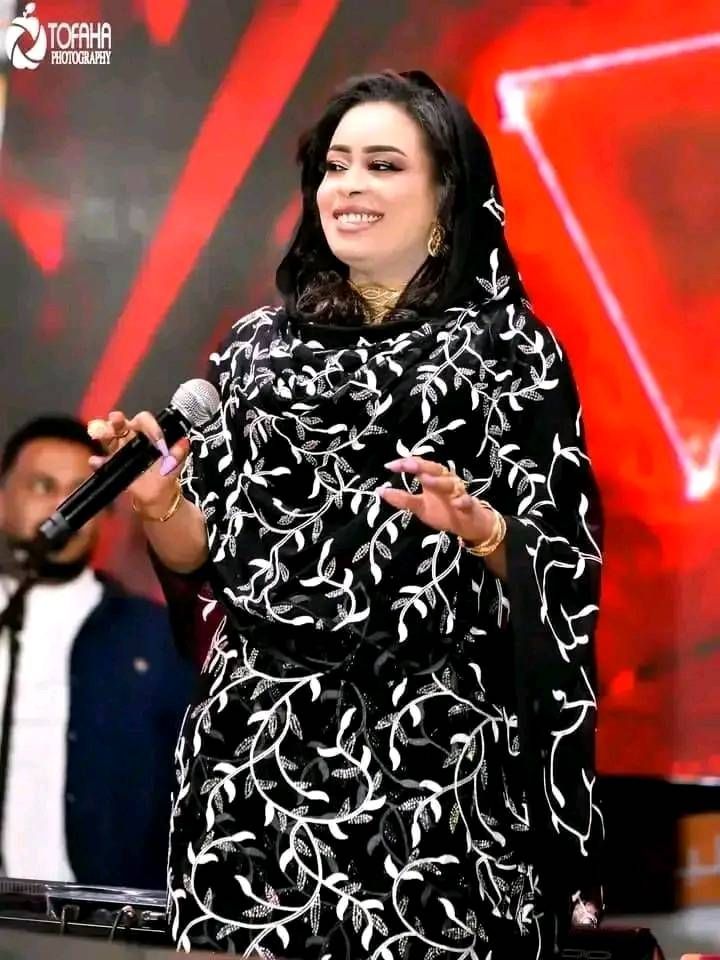 شاهد بالفيديو.. الفنانة إيمان الشريف تبهر المتابعين بإطلالة ساحرة وهي تتمايل في الرقص على أنغام إحدى أغنياتها والجمهور: (عسل الشريف كملتي الحلا)