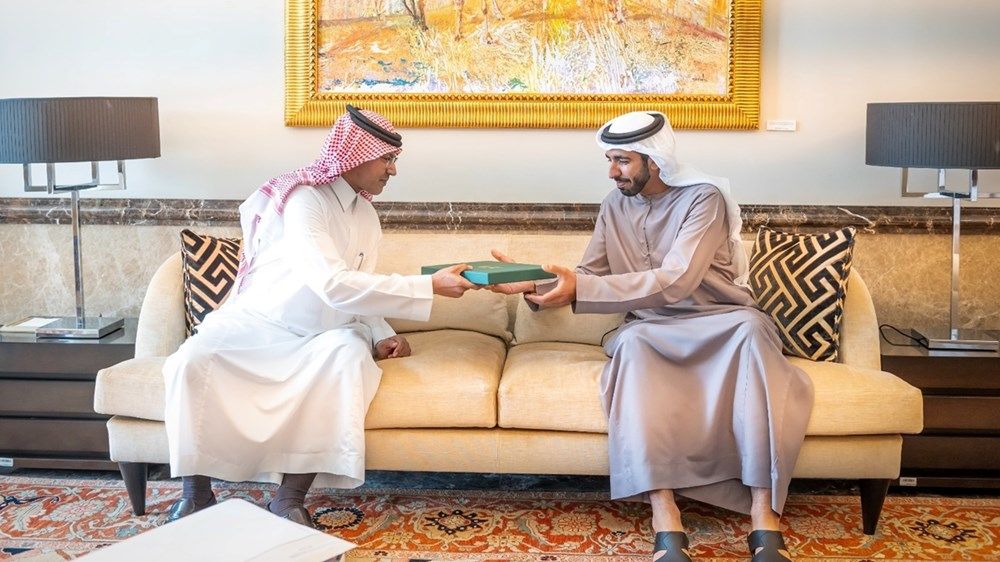 رئيس الدولة يتلقى دعوة موجهة من ولي العهد السعودي تسلمها شخبوط بن نهيان