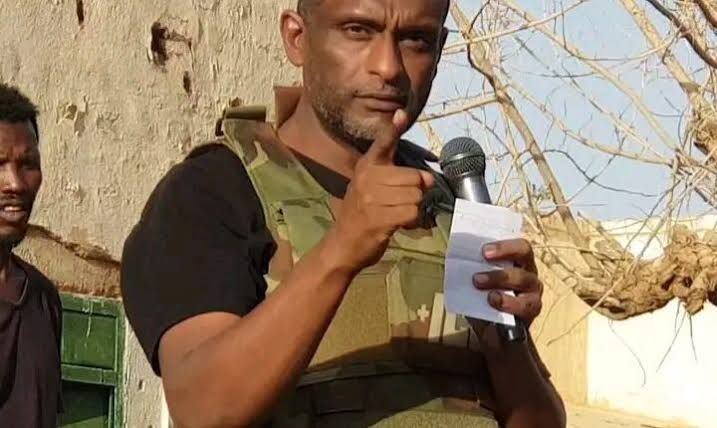 شاهد بالفيديو.. الخبير القانوني والمجاهد د. ناجي مصطفى يثير ضجة إسفيرية واسعة بعد ظهوره بالزي العسكري: (أكاد أسمع صوت الشجر وهو يقاتل مع الجيش ويشكل ترس أمام المتمردين)