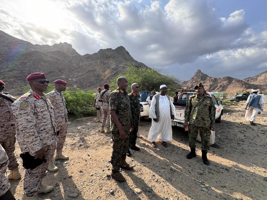 البرهان يتفقّد المناطق المتأثرة بالسيول والأمطار بمنطقة أربعات