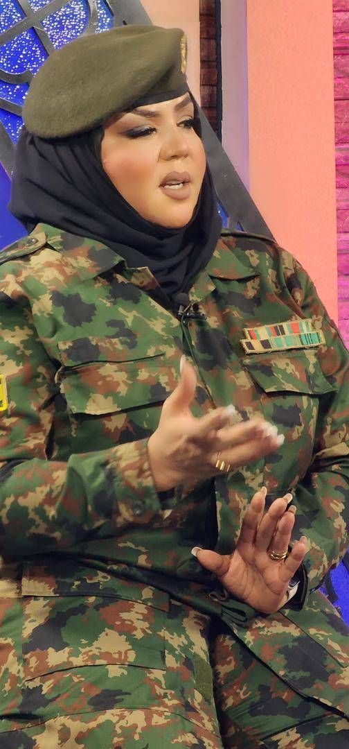 شاهد بالصور.. الفنانة ندى القلعة تخطف الأضواء بالزي العسكري في إطلالة جديدة على التلفزيون القومي