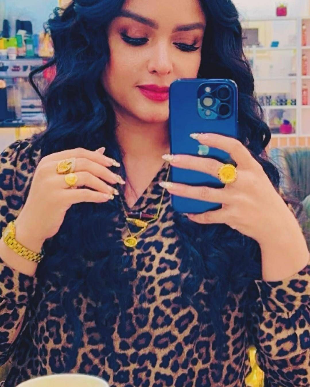 شاهد بالصور.. حسناء الإعلام السوداني رشا الرشيد تبهر الأسافير بإطلالة ساحرة وتقول: (قمت بتغيير “اللوك” الخاص بي لأنني كنت أمر بفترة صعبة والظروف في مصر متاحة لعمل “اللوك” المناسب)
